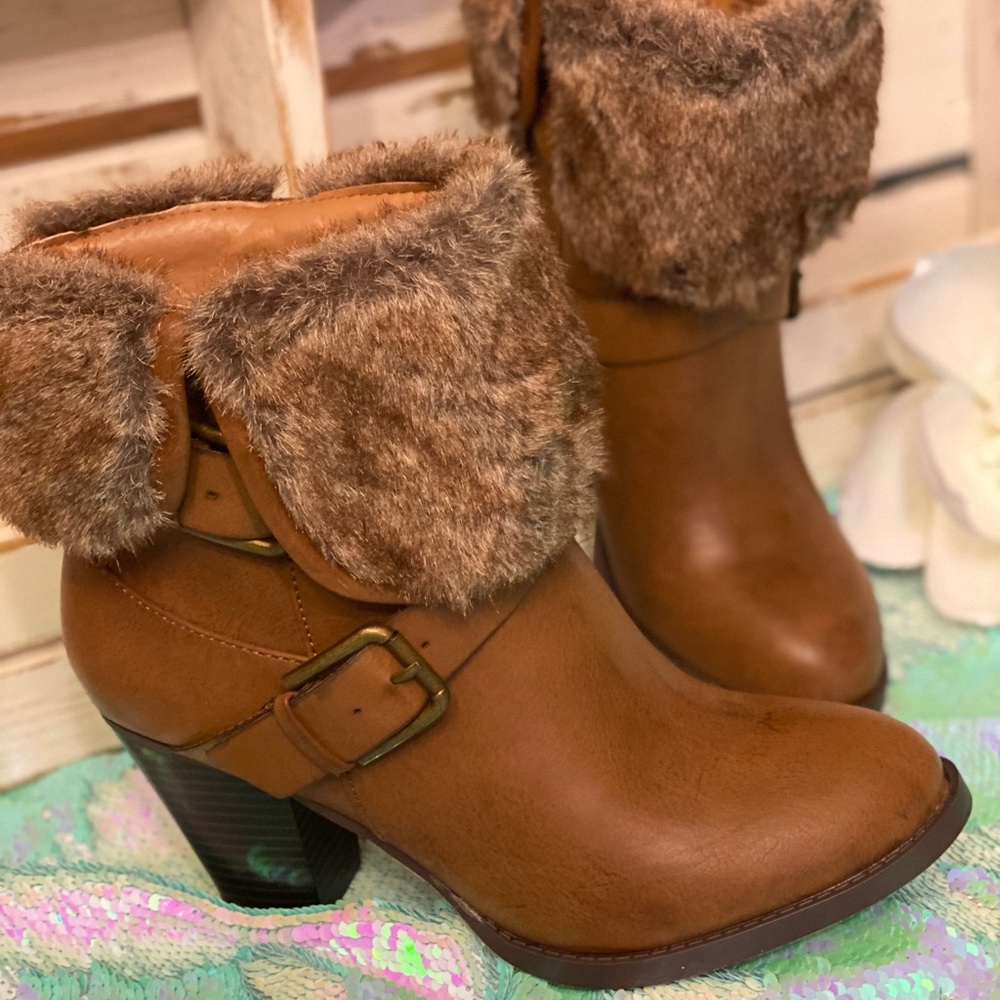Super cute fur cuffed ankle boot 👢